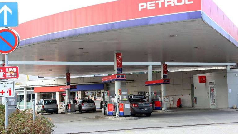 Opolnoči podražitev bencina in dizelskega goriva