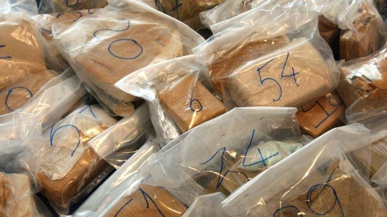 Dve osebi aretirani zaradi posesti in razpečevanja mamil