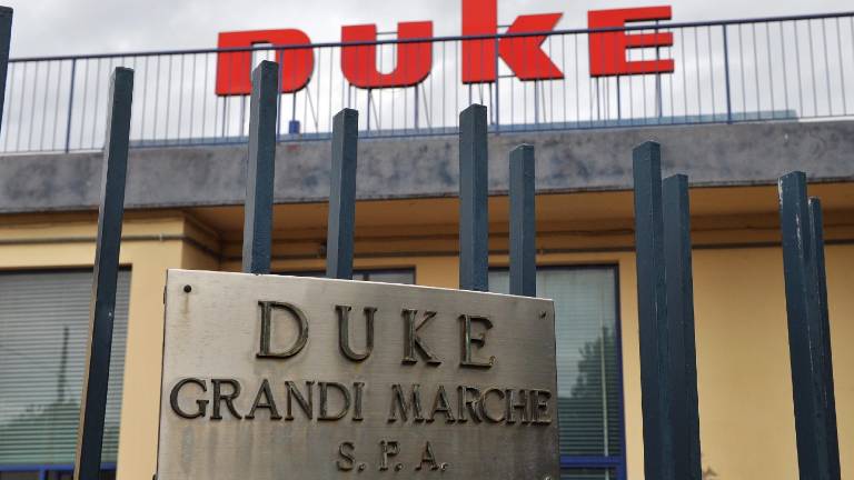 Duke v stečaj, Mas&egrave; v težavah