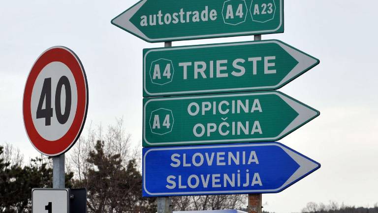&raquo;Opčina&laquo;in Fernetiči, smerokaza na hitri cesti