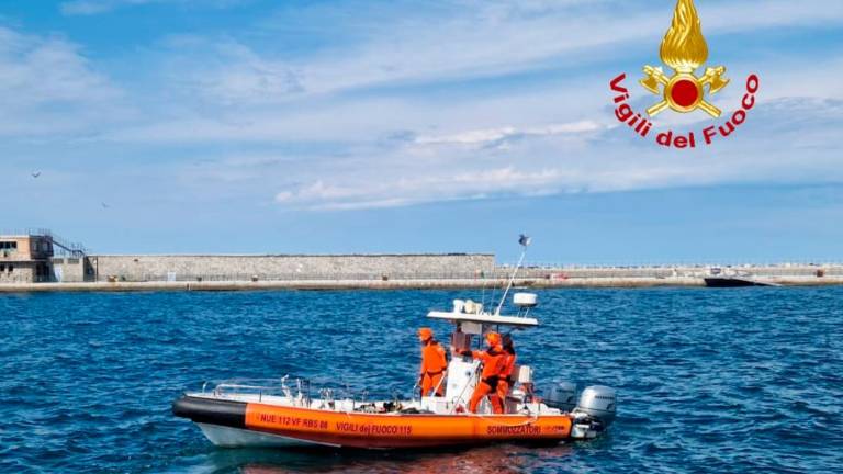 Pri pomolu Audace se je potapljal čoln