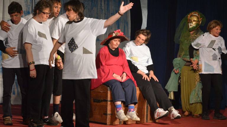 Z liričnostjo prežeta predstava o prijateljstvu in solidarnosti