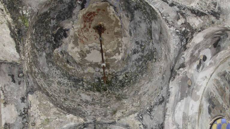 Ukradli plemi&scaron;ki grb in železni lestenec