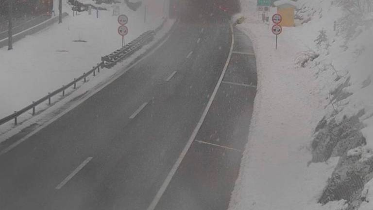 Na Hrvaškem težave v prometu zaradi močne burje in snega