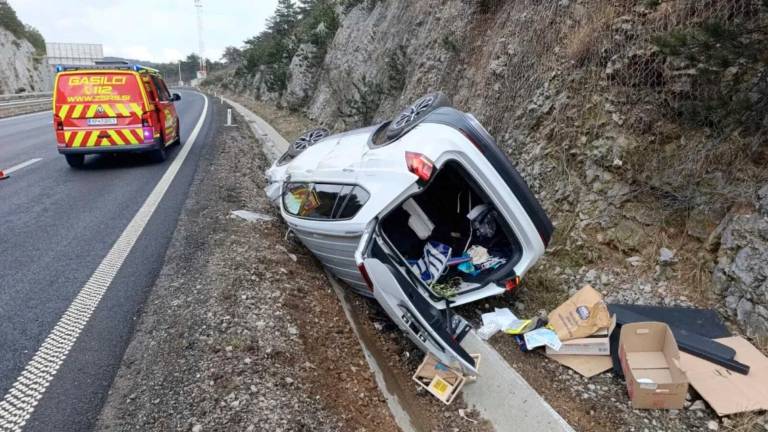Na primorski avtocesti pristal na strehi v obcestnem jarku