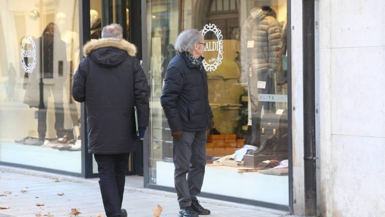 Splet pobral polovico daril