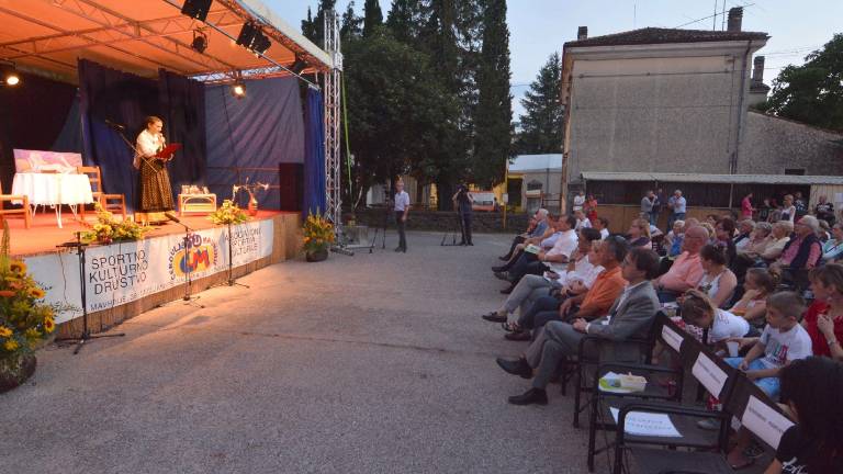 Dva tedna na va&scaron;kem trgu gledali&scaron;če pod zvezdami