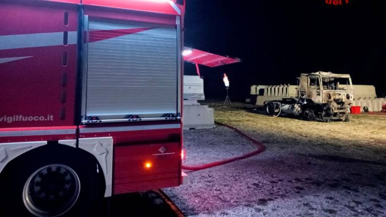 Gasilci vso noč z baklo sežigali plin (video)