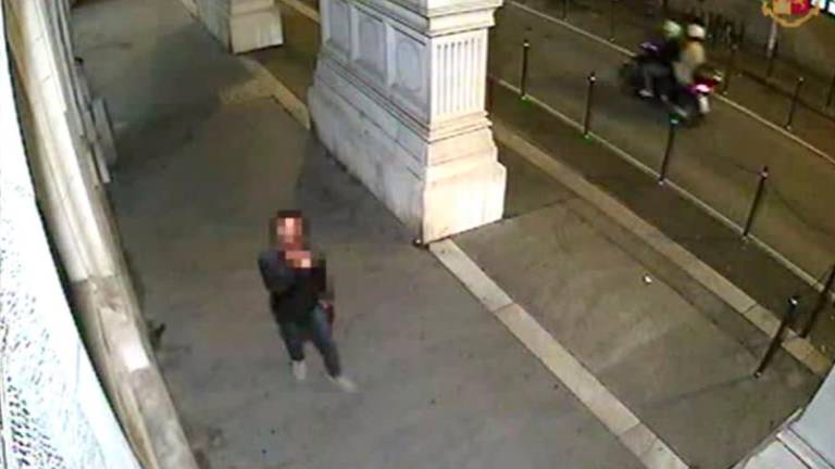 Razbil šipi tržaške sinagoge in »izzival« kamero