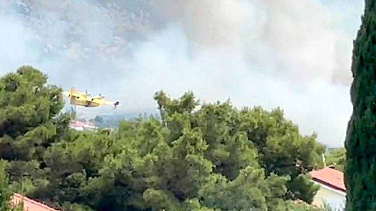 Blizu Šibenika izbruhnil obsežen požar