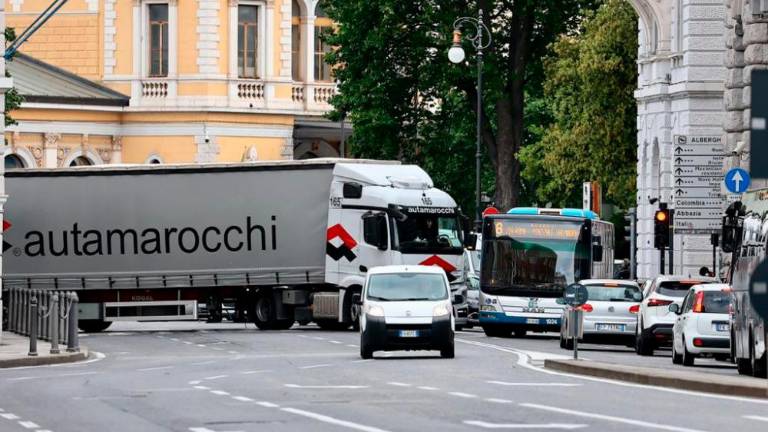 Tovornjak s priklopnikom počez na Korzu Cavour