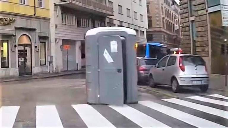 Kemični WC se je »sprehodil« čez cesto