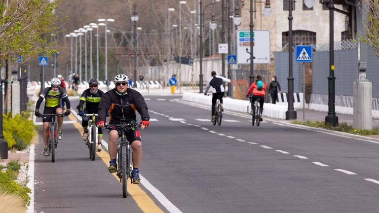 Sonce privabilo na ulice kolesarje in tekače