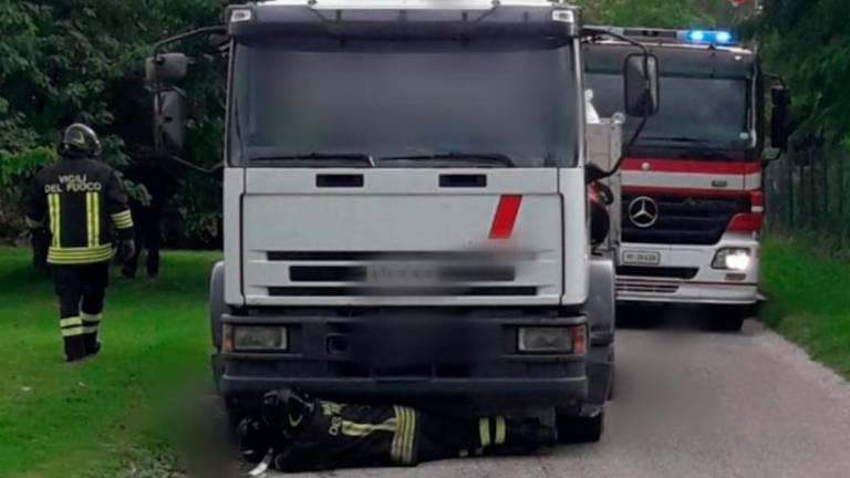 Tovornjak povozil fanta in dekle na skuterju