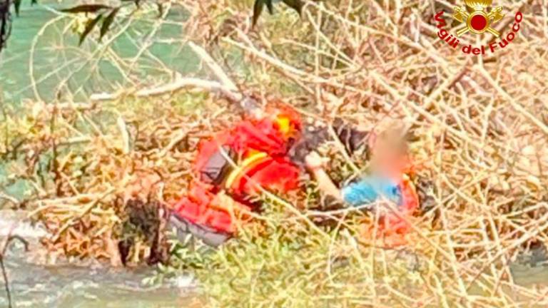 Gasilci rešili psa, ki sta padla v Sočo in ju je odnesel tok (VIDEO)