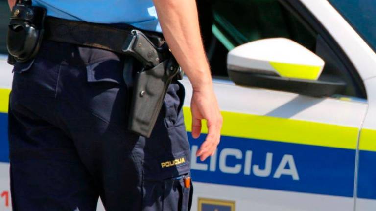 Avtomobilista pobegnila s kraja nesreče in tovornjakarja pustila na cedilu