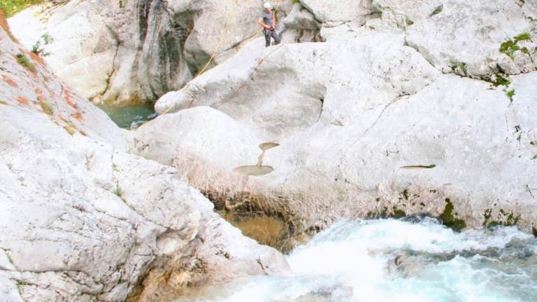 Med soteskanjem sta se poškodovala na istem kamnu