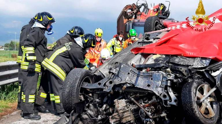 V čelnem trčenju umrl voznik avtomobila
