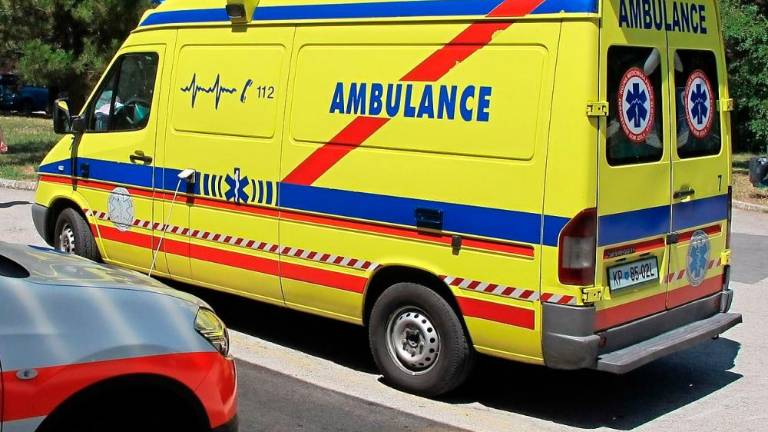 V delovni nesreči umrl voznik tovornjaka