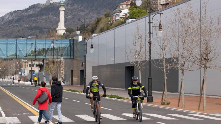 Sonce privabilo na ulice kolesarje in tekače