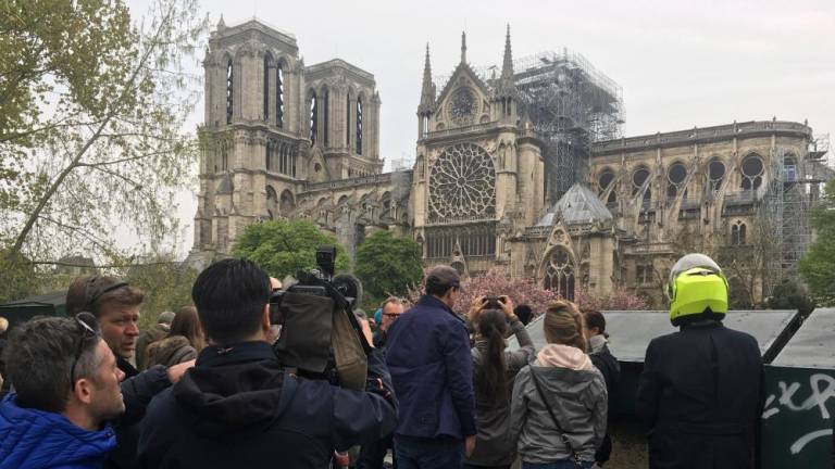Požar v znameniti katedrali Notre Dame pogašen