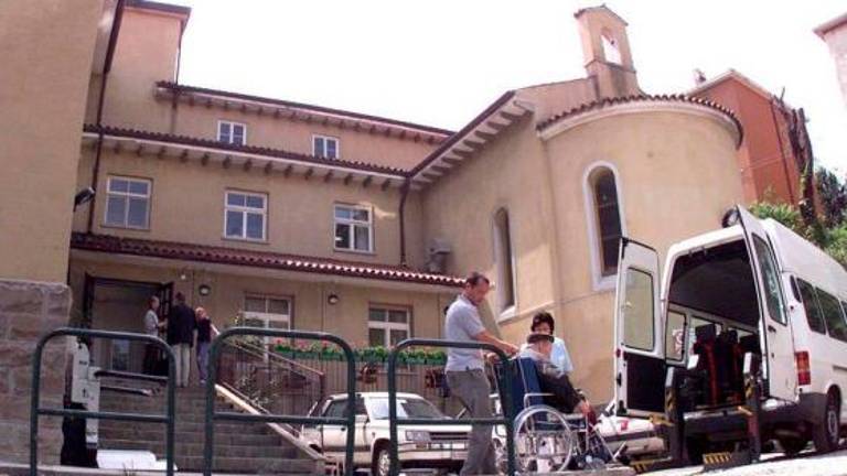 Okužbe med cepljenimi gosti doma v Miljah