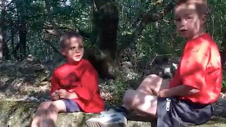 Cvetje, rdeče zastave in posnetek za svobodo