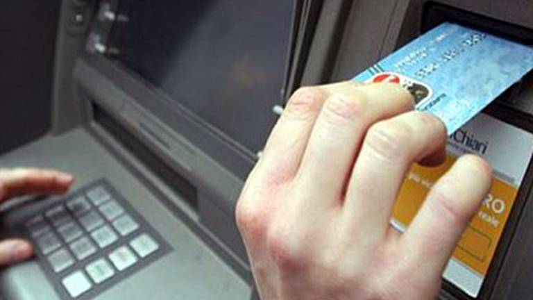 Dvig na bankomatih brez konverzije ali s konverzijo?