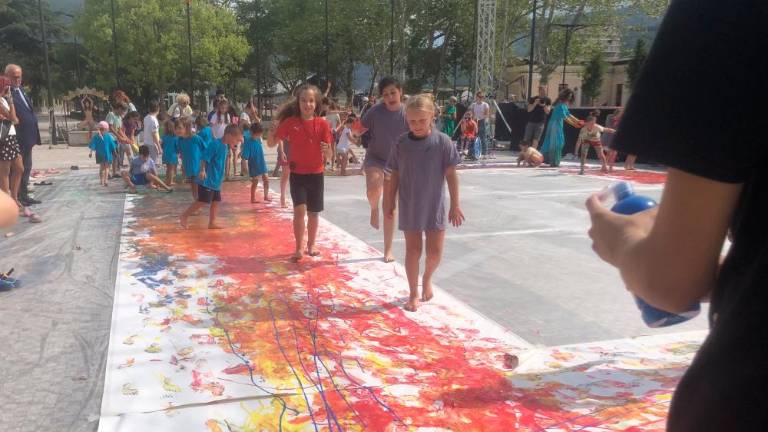 Vitruvijska ženska nagovarja k miru in sožitju (foto)