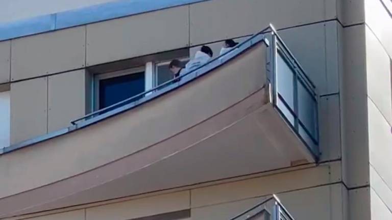 V Švici z balkona v smrt skočila cela družina