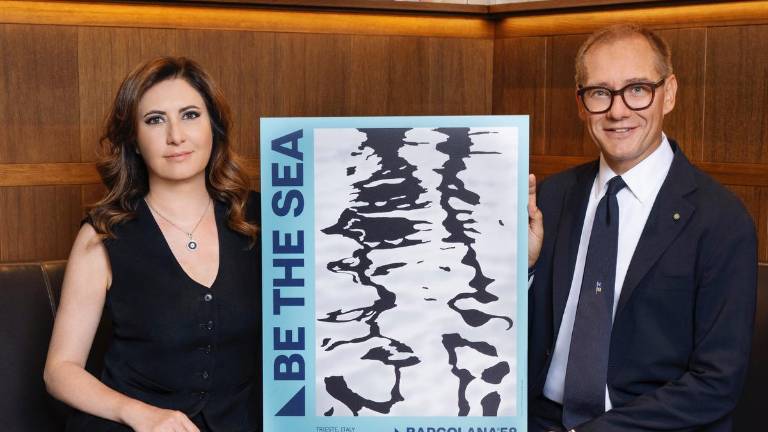 Izvršna direktorica družbe Illycaffè Cristina Scocchia in predsednik društva SVBG Mitja Gialuz z novim plakatom Barcolane
