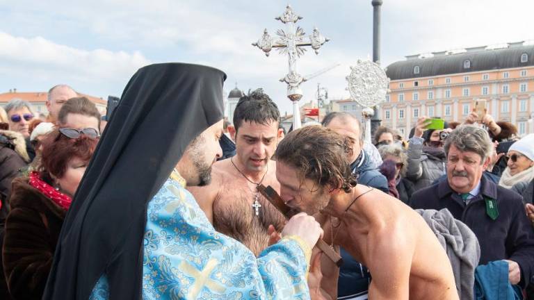 Grki skakali v vodo po križ