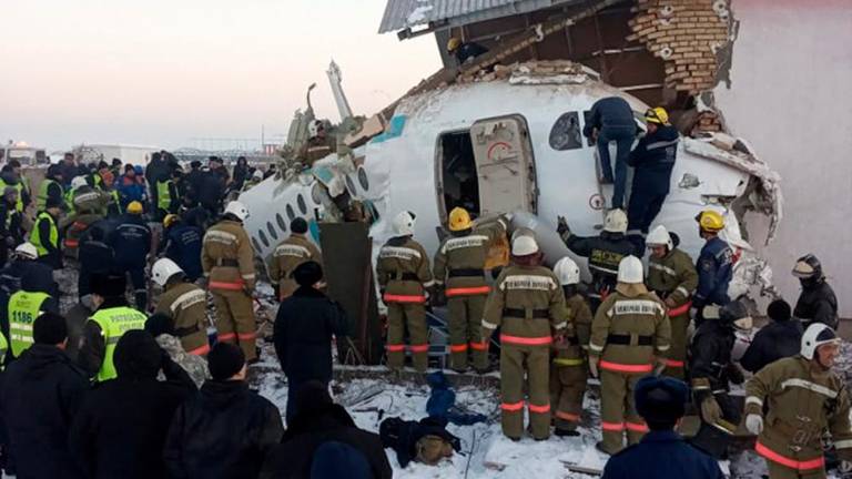 Letalska tragedija zahtevala najmanj 12 smrtnih žrtev (foto)