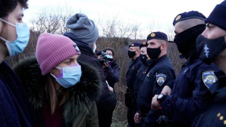 Hrvaška policija na meji zaustavila evroposlance