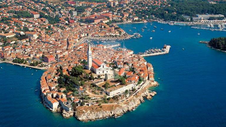 V Rovinju tujca s telefoni snemala gole otroke