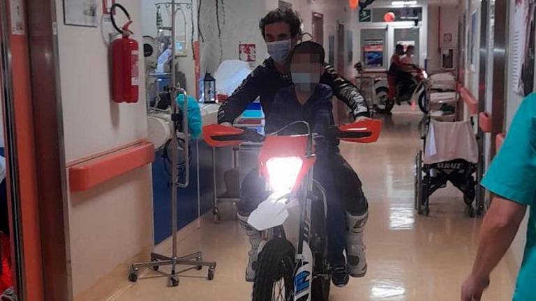 Motokrosist razveselil male paciente