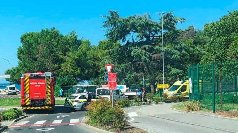 Podrl žensko na električnem skuterju z malčkom