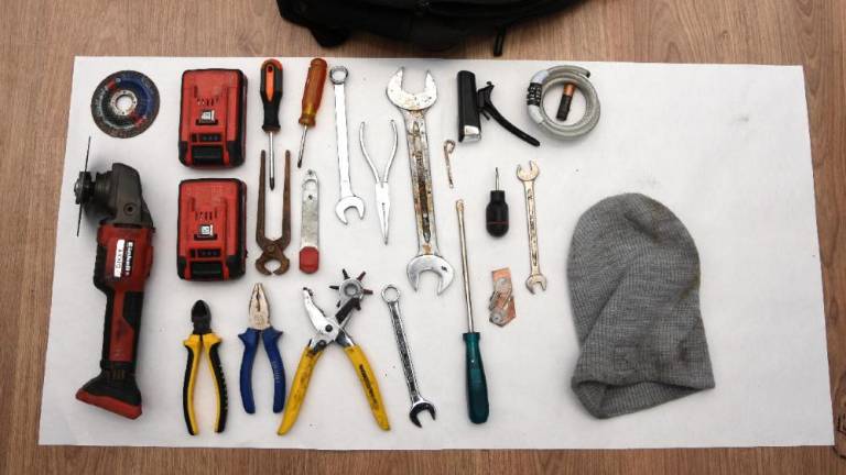 V ukradenem avtu z vlomilskim orodjem