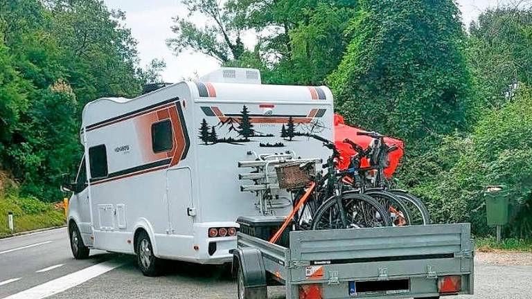 Prodajalki vrgel melono v glavo