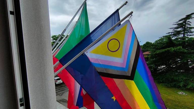 Mavrična zastava na pročelju devinsko-nabrežinske občine