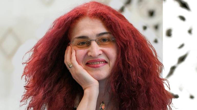 Poezijo je začela graditi na izrezkih