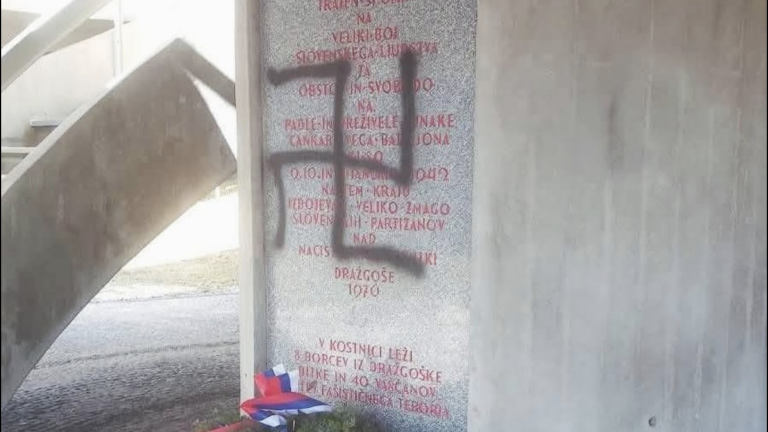 Spomenik v Dražgošah oskrunili s kljukastim križem