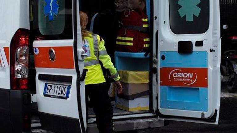 Delavca sta si poškodovala hrbet in prste na roki