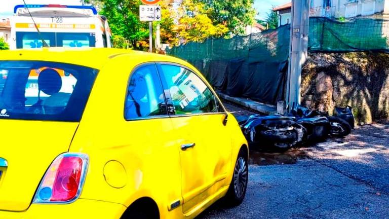 Skuterist trčil v avtomobil