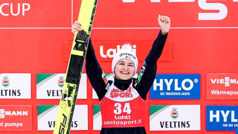 Nika Križnar z novim rekordom skakalnice zmagala v Lahtiju