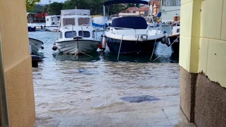 Na severu hrvaške obale težave zaradi obilnega dežja in poplavljanja morja