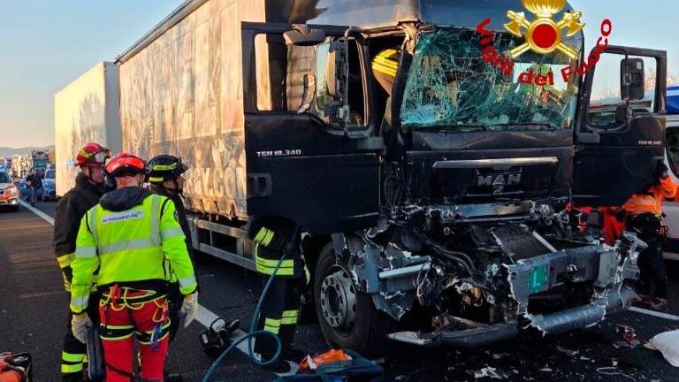 Na avtocestnem priključku pri Križu trčila tovornjaka