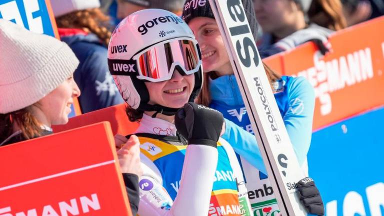 Nika Prevc v Hinzenbachu do pete zaporedne zmage