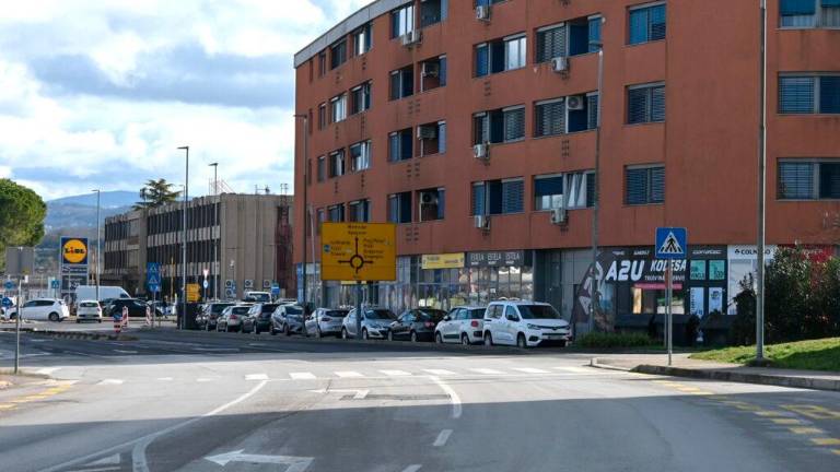 Koprskemu policistu pogojna zaporna kazen zaradi udarca vklenjenega 21-letnika