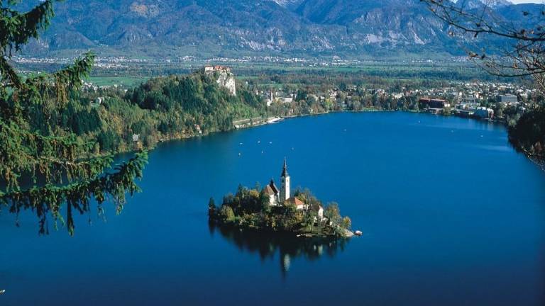 Slovenijo junija obiskala skoraj petina več turistov kot lani